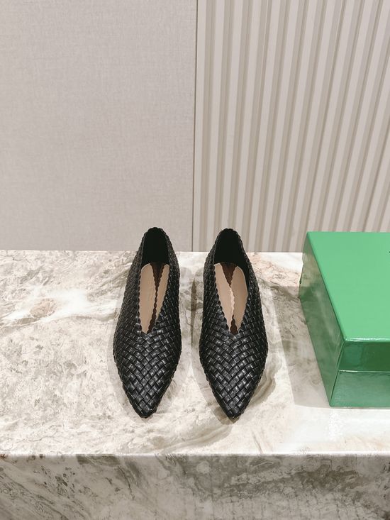 Bottega Veneta Handwoven Sheepskin Comfortable Flat Casual Shoes