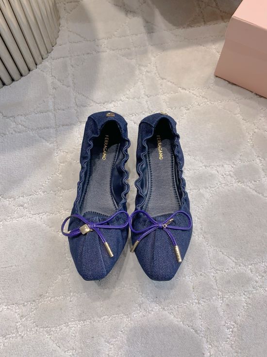 Ferragamo Soft Leather Foldable Flat Shoes with Non-slip Sole