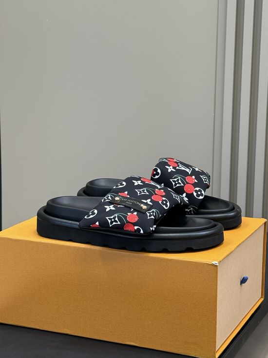 Louis Vuitton Lightweight Comfortable Slides Casual Summer Footwear