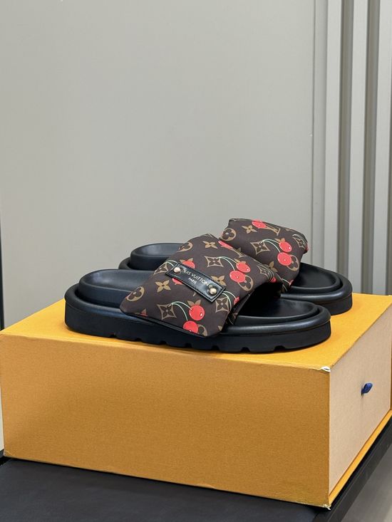 Louis Vuitton Lightweight Comfortable Slides Casual Summer Footwear