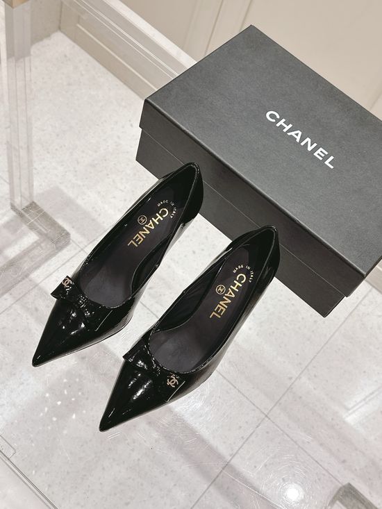 Chanel Chic Bow-Adorned Pointed-Toe Shoes with Painted Leather