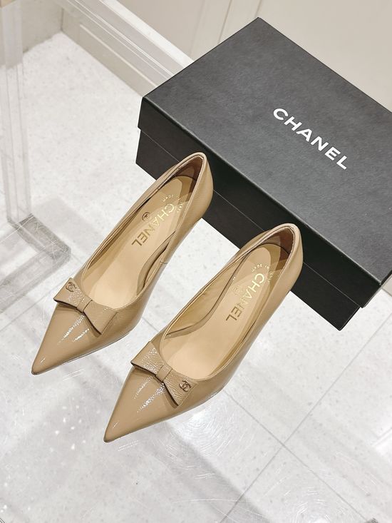 Chanel Chic Bow-Adorned Pointed-Toe Shoes with Painted Leather
