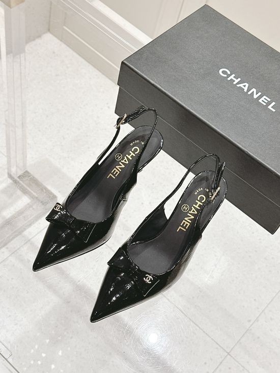 Chanel Chic Bow-Adorned Pointed-Toe Shoes with Painted Leather