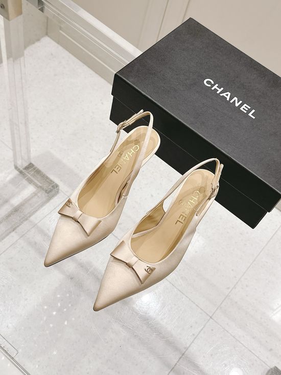 Chanel Chic Bow-Adorned Pointed-Toe Shoes with Painted Leather