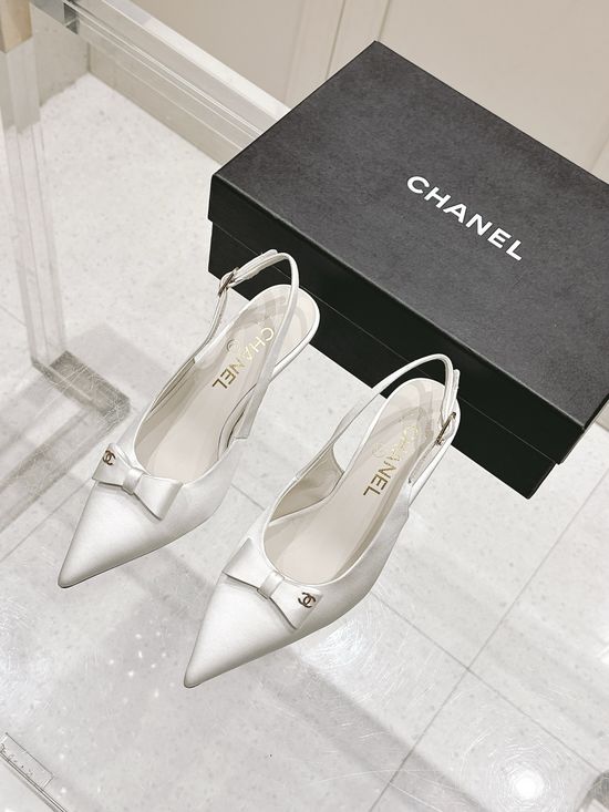 Chanel Chic Bow-Adorned Pointed-Toe Shoes with Painted Leather