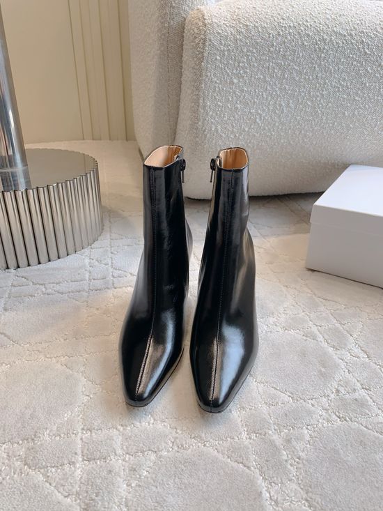 Fendi Classic Block Heel Ankle Boots Oil Wax Leather
