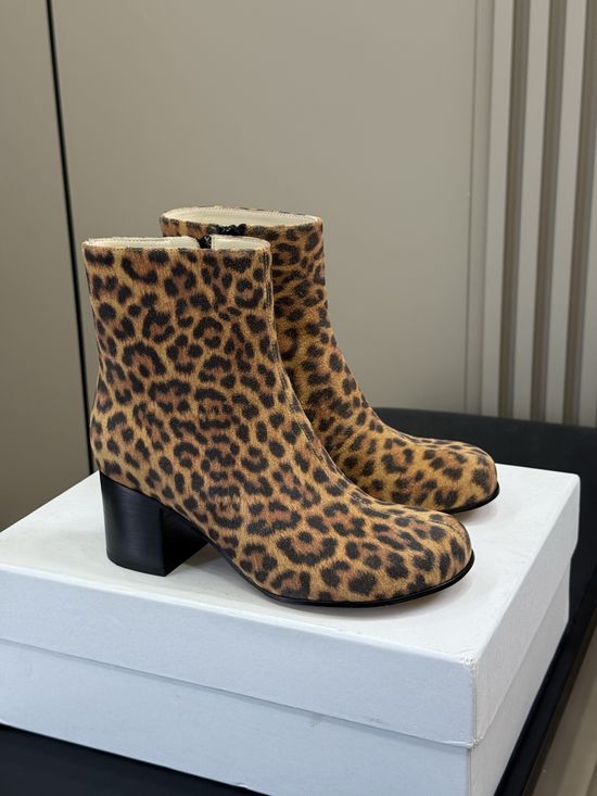 Loewe Comfortable Round Toe Chunky Heel Leather Short Boots