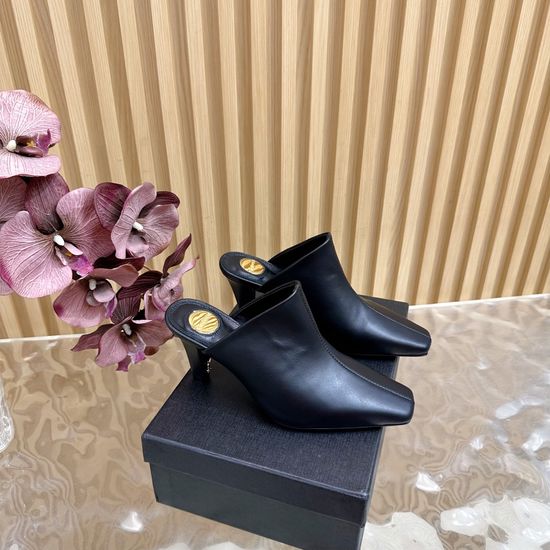 Yves Saint Laurent Comfortable Chunky Heel Leather Sandals
