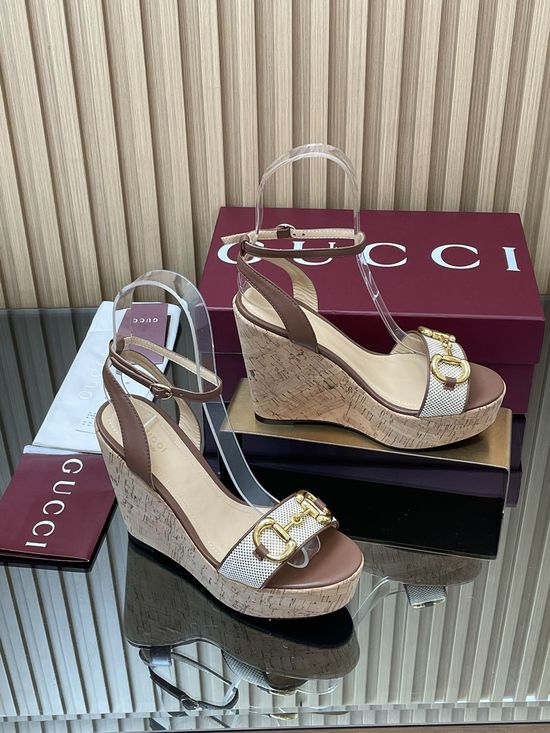 Gucci Wood Pattern Wedge Platform Sandals With Metal Buckle