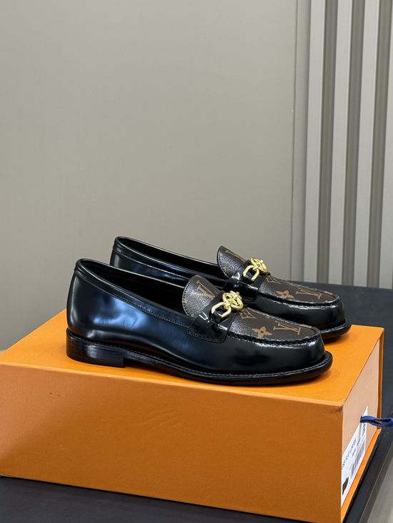 Louis Vuitton Classic Pattern Leather Loafers With Comfortable Low Heel