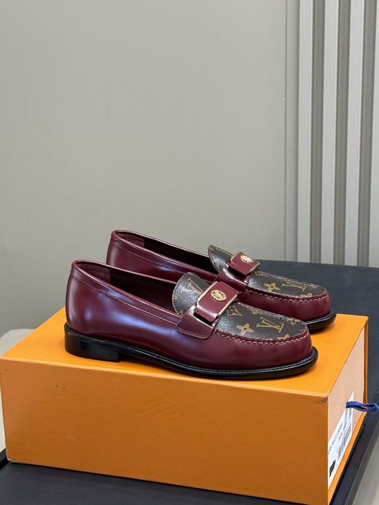Louis Vuitton Classic Pattern Leather Loafers With Comfortable Low Heel