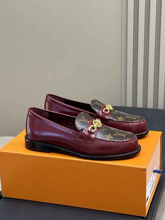 Louis Vuitton Classic Pattern Leather Loafers With Comfortable Low Heel
