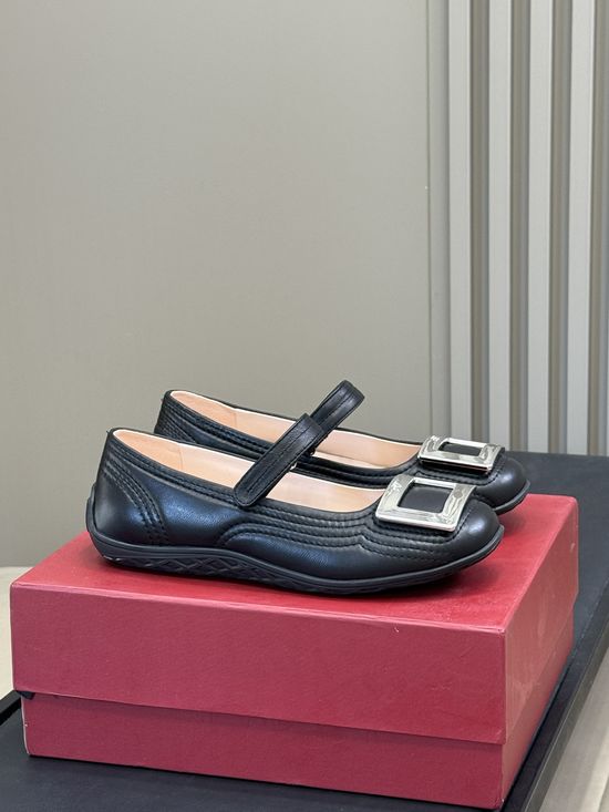 Roger Viver Comfortable Quilted Leather Mary Jane Flats