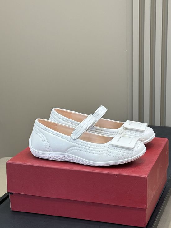 Roger Viver Comfortable Quilted Leather Mary Jane Flats