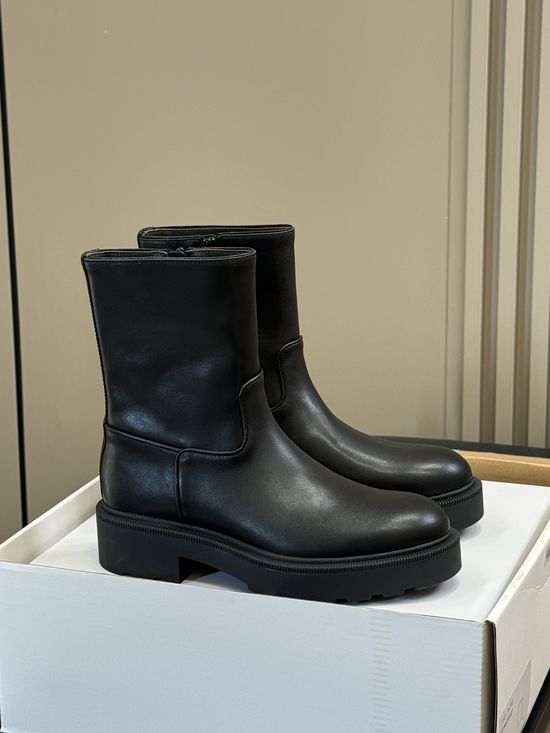 The Row Minimalist Leather Chelsea Ankle Boots With High Quality