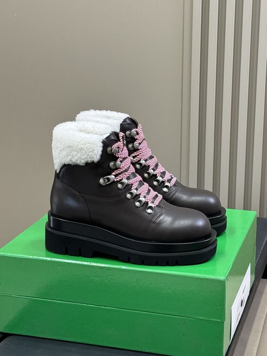 Bottega Veneta Suede Lace-up Ankle Boots Soft and Warm for Cold Weather