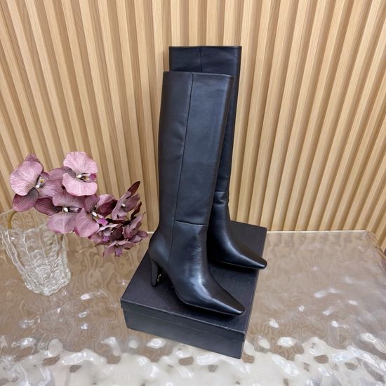Yves Saint Laurent Elegant Side Zip Ankle Boots with Curved Design