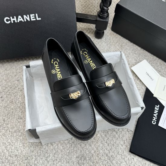 Chanel Elegant Heart-Buckle Leather Loafers for All Occasions