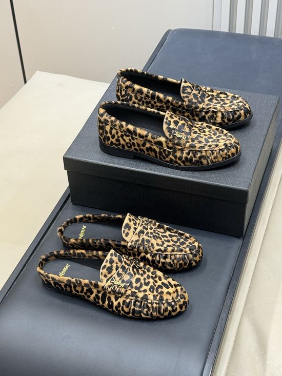 Yves Saint Laurent Pleated Leather Loafers for Everyday Wear