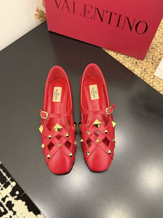 Valentino Round Toe Rivet Flat Shoes Leather Upper Real Leather Sole