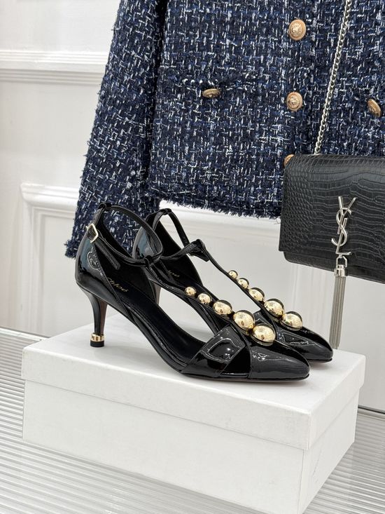 Chloe Rivet T-strap Patent Leather Sandals Elegant Daily Footwear