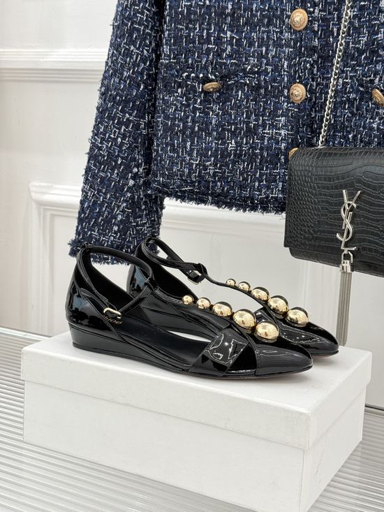 Chloe Rivet T-strap Patent Leather Sandals Elegant Daily Footwear