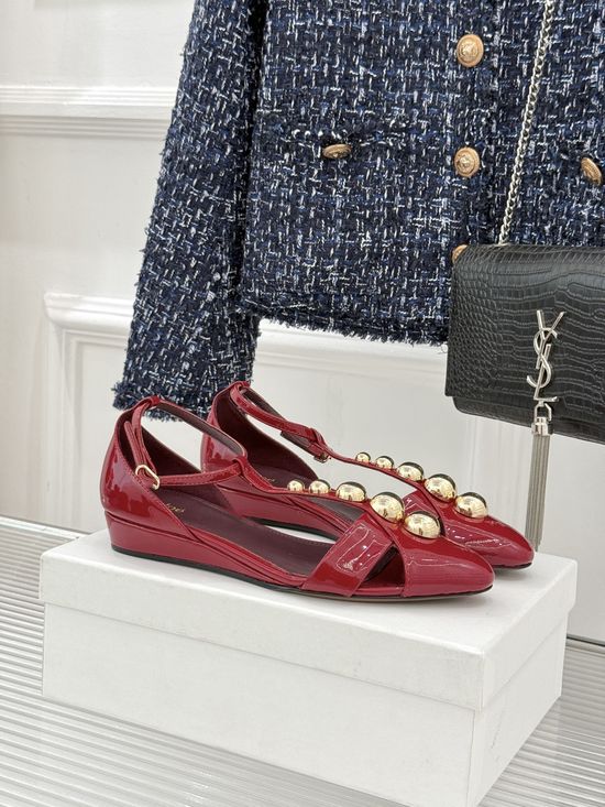 Chloe Rivet T-strap Patent Leather Sandals Elegant Daily Footwear