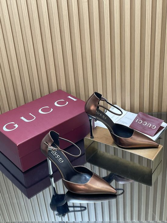 Gucci Elegant Metallic Heel Pointed Toe Hollow Pumps