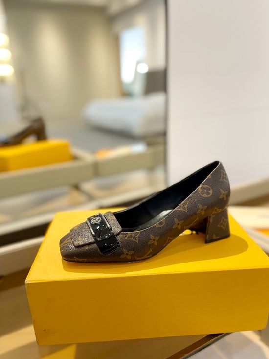 Louis Vuitton Classic Patent Leather Low Heel Dress Shoes