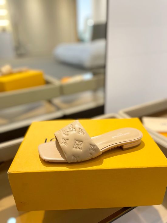 Louis Vuitton Luxury Embossed Slippers Soft Sheepskin Upper