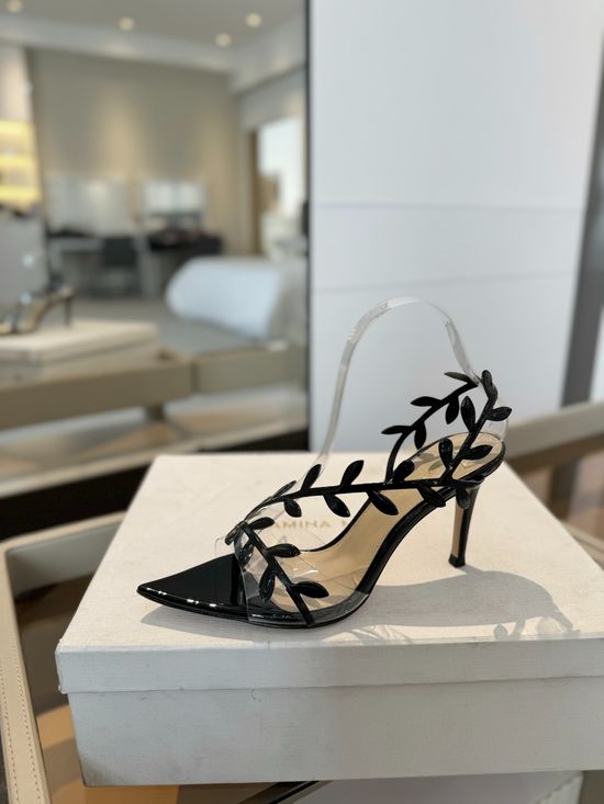 Gianvito Rossi Pointed Toe Leaf Decor Patent Leather Heels
