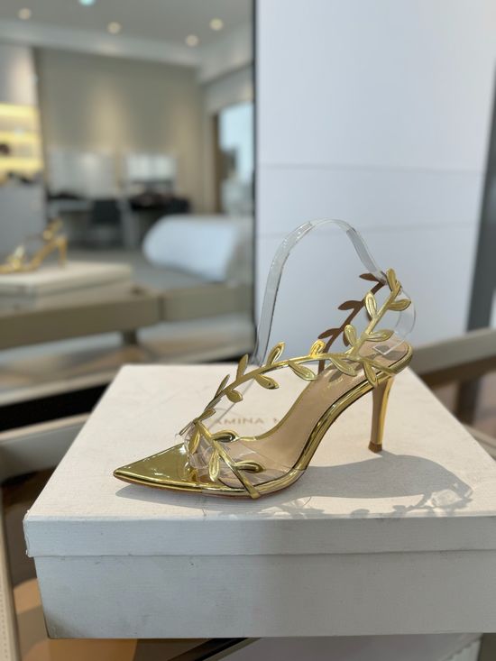 Gianvito Rossi Pointed Toe Leaf Decor Patent Leather Heels