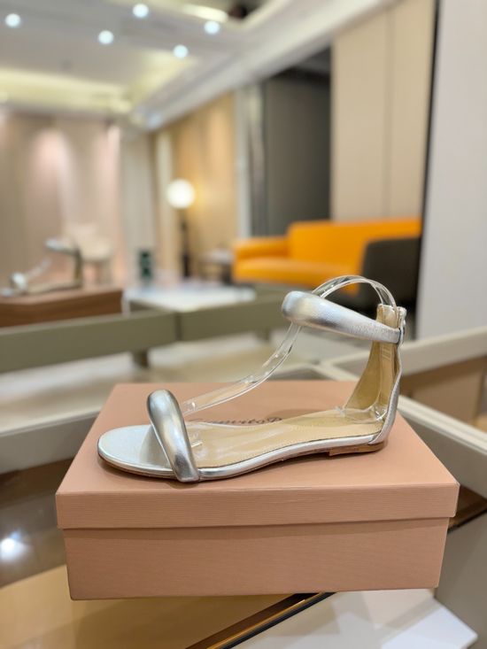 Gianvito Rossi Elegant Low Heel Sandal with Premium Leather Lining