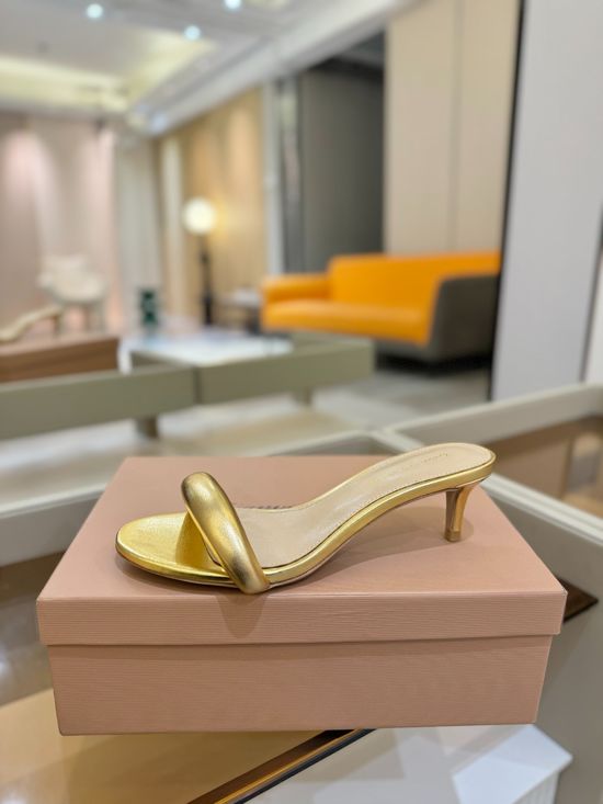 Gianvito Rossi Comfortable Low Heel Leather Sandals With Fine Details