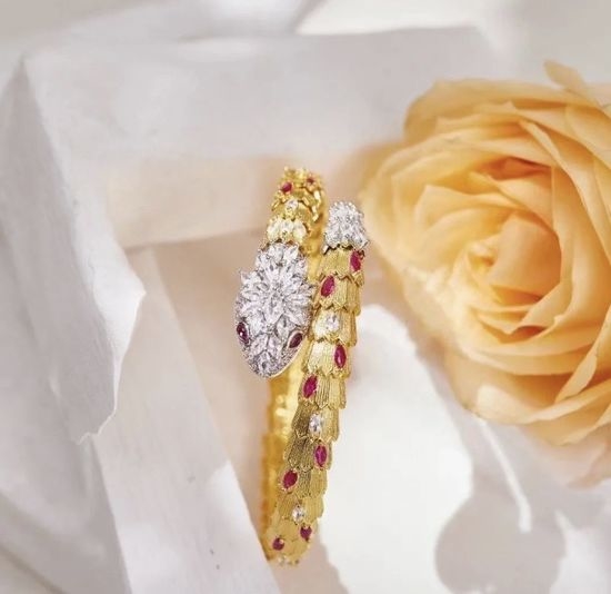 Bvlgari Diamond Inlaid Snake Shape Bangle