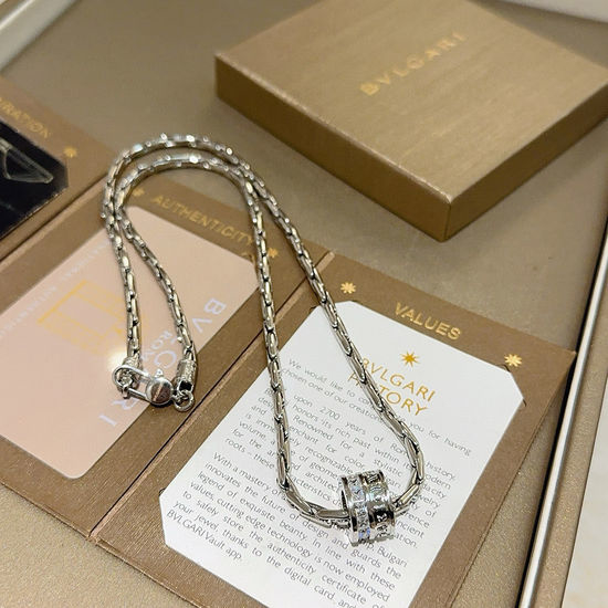 Bvlgari Chic V Gold Divas Dream Pendant
