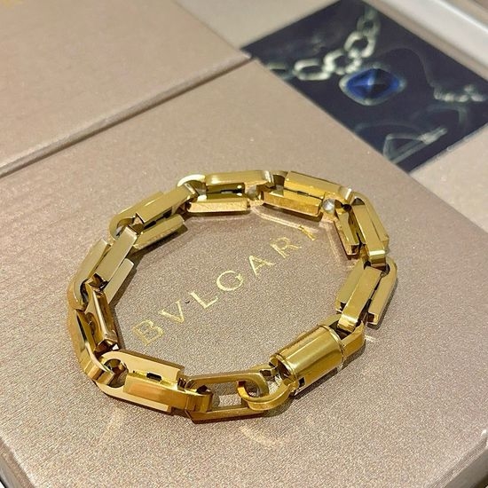 Bvlgari Elegant V-Gold Bracelet With Classic Design