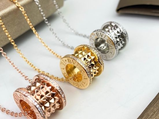 Bvlgari Rivet Necklace with Delicate Cutting Craft