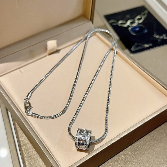 Bvlgari Elegant V-Gold Pendant Necklace for Daily Wear