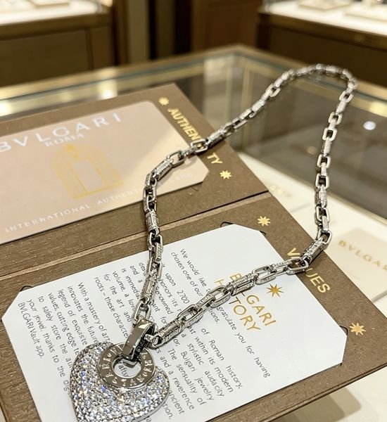 Bvlgari Premium V Gold Necklace with Fine Craftsmanship