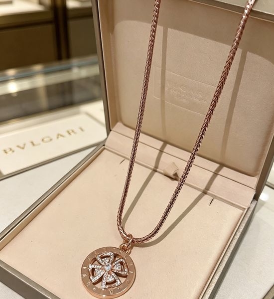 Bvlgari Elegant V Gold Necklace with Classic Design